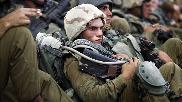 Izraelští vojáci poblíž hranic s Pásmem Gazy (13. èervence 2014).
