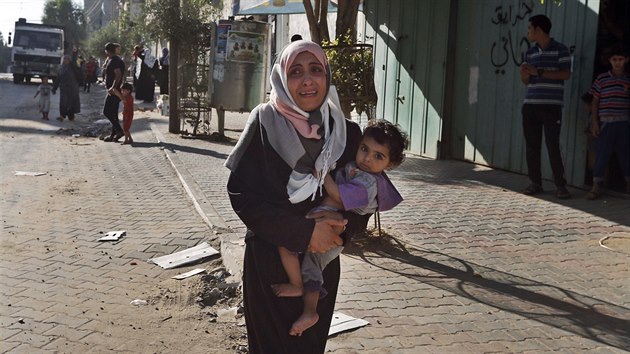 Žena z mìsta Gaza pláèe, zatímco lidé opouštìjí své domovy poté, co je pøed...