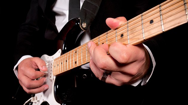 Hráè na elektrickou kytaru (ilustraèní snímek)