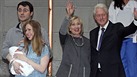 Marc Mezvinsky, Chelsea Clintonová a jejich dcera Charlotte a prarodièe Bill...