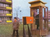 Pražská telefonní budka – Repro z èasopisu Umìní a øemesla z roku 1975, èíslo...