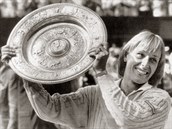 Tenistka Martina Navrátilová s pohárem za vítìzství ve Wimbledonu v èervenci...