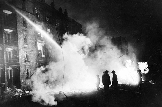 Britští hasièi a dobrovolníci bojují s požárem bìhem bombardovací kampanì...