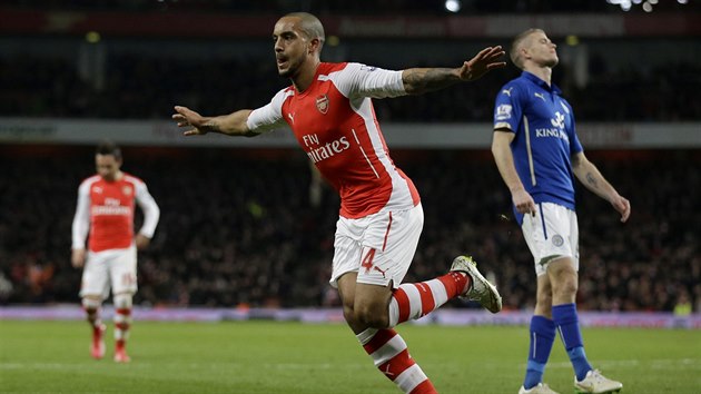 Theo Walcott z Arsenalu se raduje z gólu v zápase s Leicesterem.