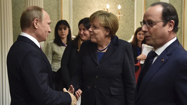 Vladimir Putin, François Hollande, Angela Merkelová na krátké schùzce pøed zahájením summitu (11. února)