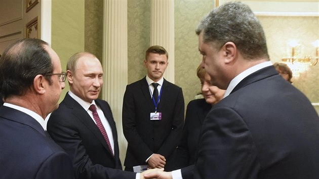 Rukou si potøásl i Vladimir Putin a Petro Porošenko (11. února 2015)