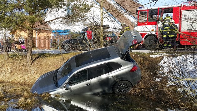 Porsche Cayenne S sjelo do rybníèku poblíž dolní stanice lanovky ve Skiareálu Lipno.