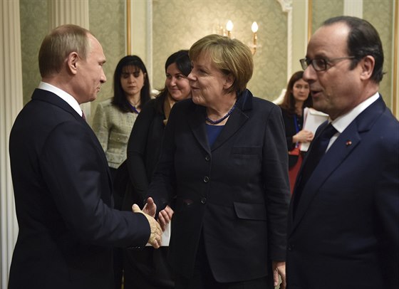 Vladimir Putin, François Hollande, Angela Merkelová na krátké schùzce pøed...