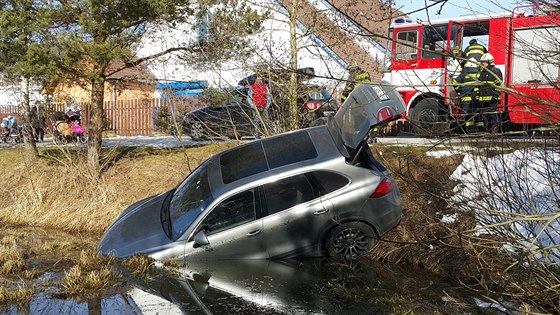 Porsche Cayenne S sjelo do rybníèku poblíž dolní stanice lanovky ve Skiareálu...