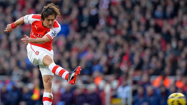 Tomáš Rosický z Arsenalu pálí na branku Evertonu.