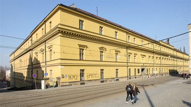 Budova bývalých Hanáckých kasáren na námìstí Republiky v Olomouci. Døíve byla...