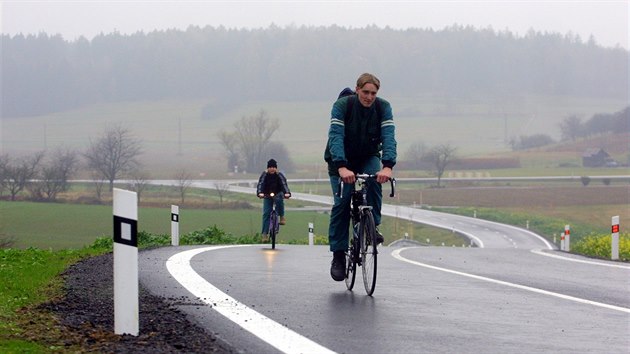 Mezi Solnicí a závodem Škoda Auto v Kvasinách vznikla pøíjezdová silnice pro nákladní auta i zamìstnance (5.11.2004).