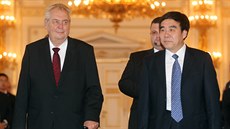 Prezident Miloš Zeman a pøedseda pøedstavenstva Bank of China Tian Guoli na...