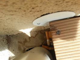Pohled na krytku elektroinstalace u podlahy balkonu èerstvì dokonèeného...