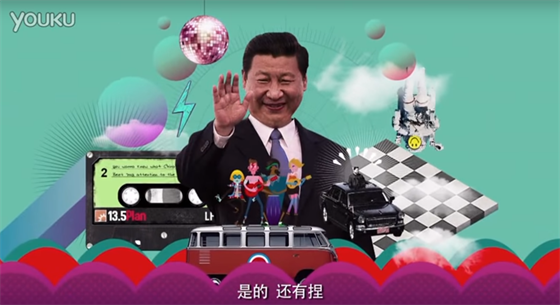 Èínský prezident Si in-pching mává divákùm videoklipu o 13. pìtiletce