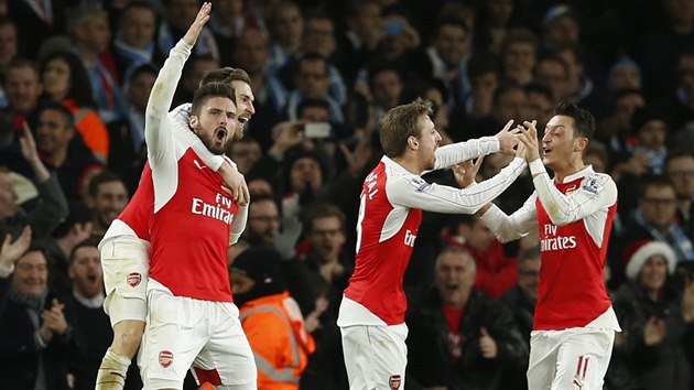 Fotbalisté Arsenalu slaví druhý vstøelený gól do sítì Manchesteru City.