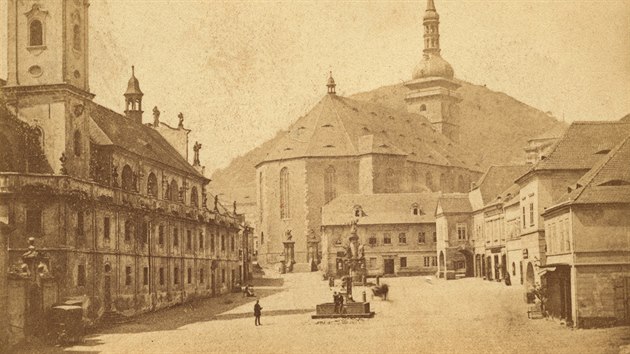 Námìstí v Mostì, v pozadí Hnìvín, kolem roku 1875. Fotografická vizitka od Ferdinanda Cikánka a Františka Schnitzela.