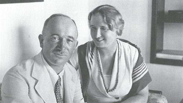Edvard Beneš s Hanou Benešovou v Sezimovì Ústí, 1933 (z knihy Èeskoslovenští...