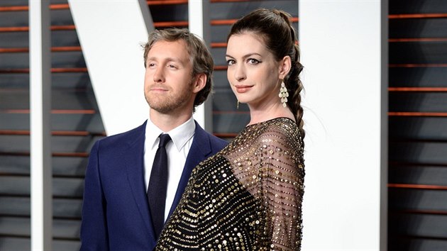 Tìhotná Anne Hathawayová a její manžel Adam Shulman na Vanity Fair Oscar Party (Los Angeles, 28. února 2016)