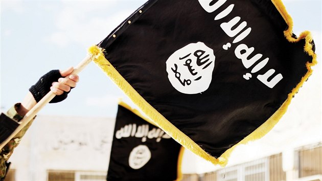 Islámský stát se svou vlajkou propaguje po obsazení mìst v Sýrii i Iráku.