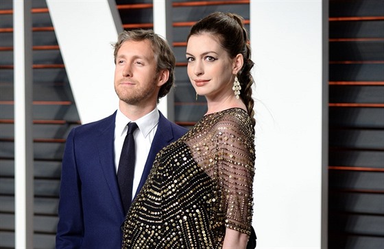 Tìhotná Anne Hathawayová a její manžel Adam Shulman na Vanity Fair Oscar Party...