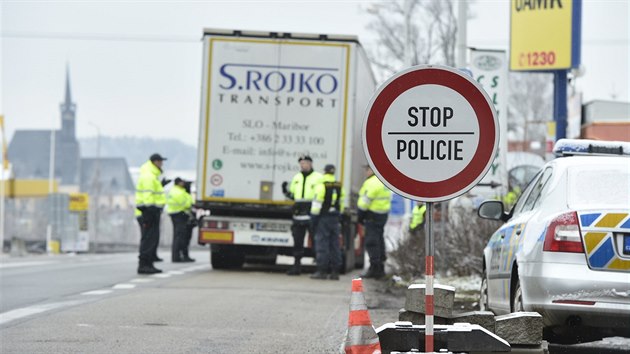 Padesátka policistù se na hranicích v Mikulovì na Bøeclavsku zapojila do...