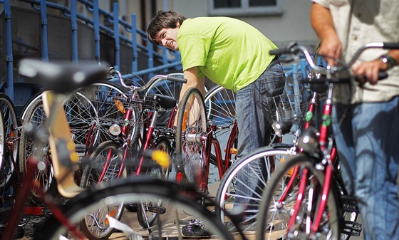Lidé ze spolku kolemplzne zajišují v krajském mìstì bikesharing už jedenáct let. Mìsto nyní vypsalo výbìrové øízení na provozovatele služby.  