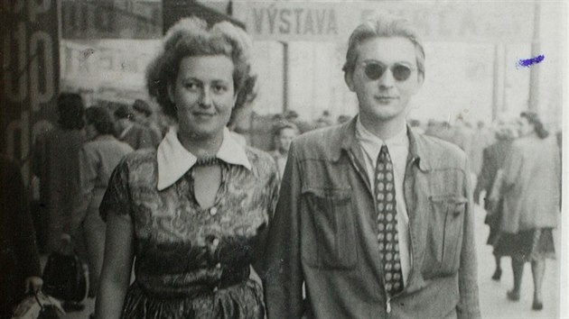 Honza Krejcarová (Èerná) a Egon Bondy v øíjnu roku 1949.