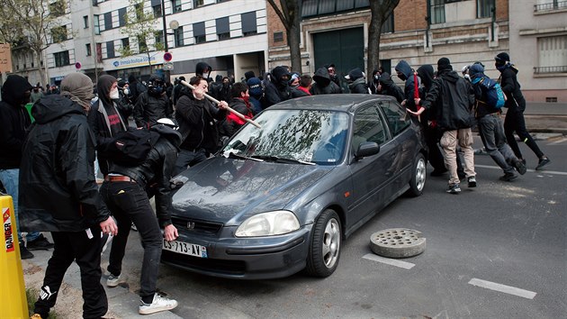 Demonstranti demolují zaparkované vozidlo bìhem støetù s policií v Paøíži (28. dubna 2016)