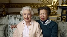 Královna Alžbìta II. a její dcera princezna Anna na Windsorském zámku na...