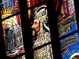 Karel IV. na sklenìné vitráži, kterou v roce 1935 pro pražskou katedrálu navrhl výtvarník Max Švabinský.
