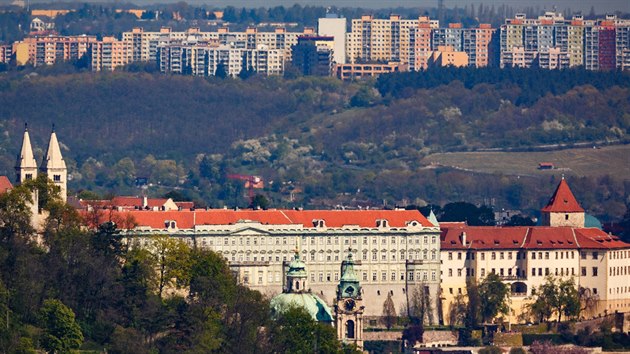 Pohled na Pražský hrad, v pozadí trojská stráò a sídlištì Bohnice; v popøedí...