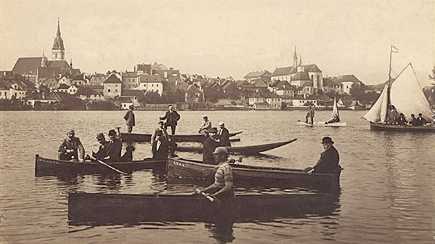 Jindøichùv Hradec a rybník Vajgar. Autorem historického snímku je Bohdan Liška, nejvýznamnìjší fotograf v Jindøichovì Hradci v 19. století. Fotografie vznikla kolem roku 1895.