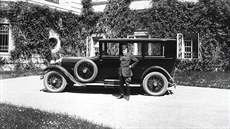 Tomáš Garrigue Masaryk pøed prezidentským vozem Škoda-Hispano-Suiza v Lánech