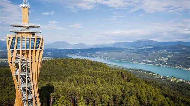 Na kopci nad Wörthersee, nejvìtším z jezer v jihorakouských Korutanech, se tyèí nejvyšší døevìná rozhledna svìta.