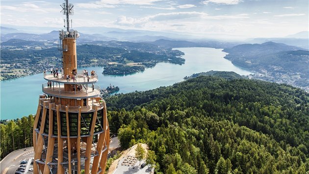 Na kopci nad Wörthersee, nejvìtším z jezer v jihorakouských Korutanech, se tyèí nejvyšší døevìná rozhledna svìta.