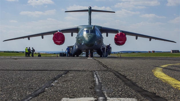 Nový vojenský letoun Embraer KC-390 na letišti Aera vodochody (16.7.2016).