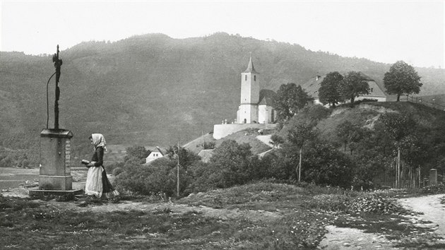 Pohled na Valtíøov nedaleko Ústí nad Labem. Kolem roku 1905. Autorem snímku je šlechtic Karel Chotek.