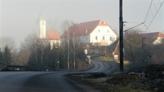 Valtíøov u Ústí nad Labem. Dominantou obce je kostel svatého Václava.