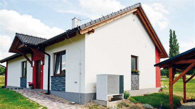 Novostavba rodinného domu ve Lhotkách u Náchoda využívá pro vytápìní a ohøev vody tepelné èerpadlo vzduch-voda AWX Economic s výkonem 8,1 kW. COP 3,5. Cena 224 239 Kè.