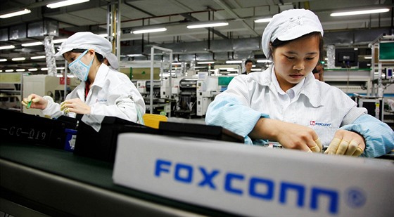 Pracovnice montážní linky spoleènosti Foxconn