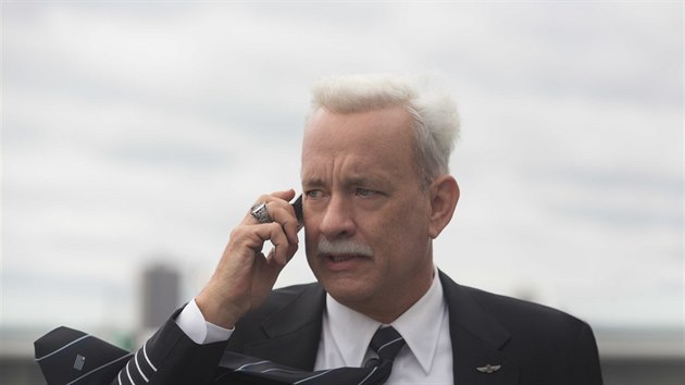 Tom Hanks jako pilot pøezdívaný Sully