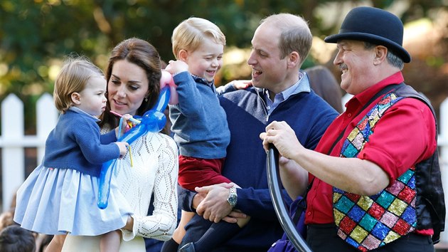 Princ William, Kate a jejich dìti Charlotte a George na dìtské party v Kanadì...
