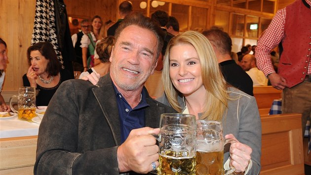 Schwarzenegger se svou partnerkou Heather na pivním festivalu v Nìmecku (2016)