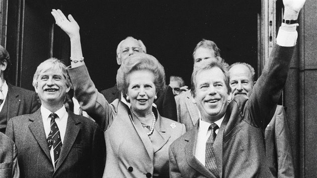 V záøí 1990 navštívila Èeskoslovensko britská politièka Margaret Thatcherová. Na snímku odchází z budovy Federálního shromáždìní, kde se ve svém projevu také omluvila za podpis Mnichovské dohody.