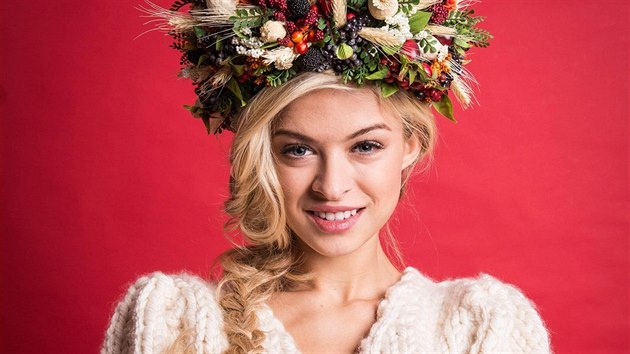 Kristýna Kubíèková v národním kostýmu od návrháøky Marie Staré z dílny Rodná...