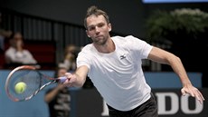 Ivo Karloviè odvrací míè bìhem semifinále Erste Bank Open proti Jo Wilfiedu...