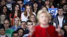 Hillary Clintonová øeèní pøed studenty Kent State University v Ohiu (31. øíjna...