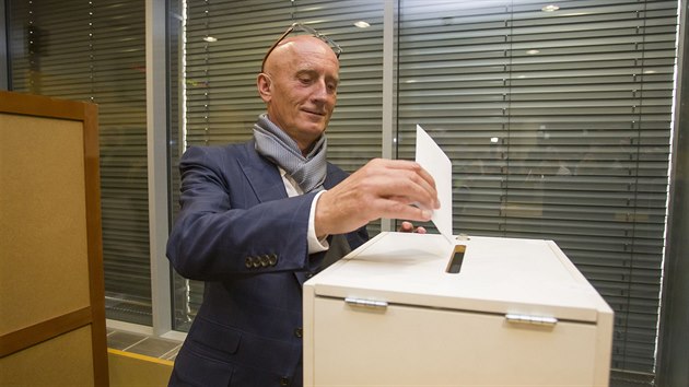 Hazardní magnát a senátor Ivo Valenta bude plnit funkci øadového zastupitele.