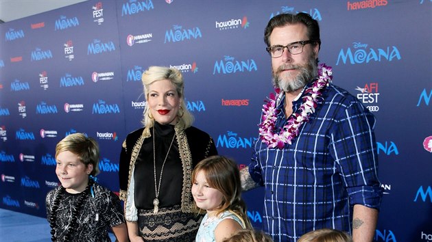 Tori Spellingová, Dean McDermott a jejich dìti (Hollywood, 14. listopadu 2016)